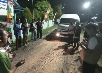 Ketua PWI Jambi HR Ridwan Agus Depati melepas keberangkatan delegasi Kongres PWI 2025 di Sekretariat PWI Jambi, Rabu (28/8/2025) malam. (Dok. Nahar)