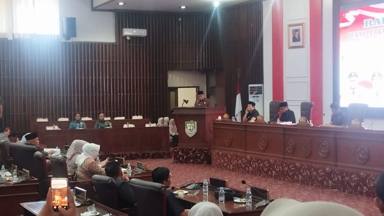 Wakil Ketua I DPRD Provinsi Bengkulu, Teuku Zulkarnain, memimpin jalannya Rapat Paripurna ke-17 Masa Persidangan II di Ruang Paripurna DPRD, Kamis (28/8/2025). (Dok. Yola)
