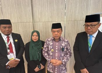Gubernur Jambi Al Haris menerima penghargaan BAZNAS Awards 2025 dari Ketua BAZNAS RI Prof. Noor Achmad di Grand Mercure Ancol, Jakarta, Kamis (28/8/2025). (Dok. Erit -Kominfo)