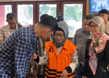 Terdakwa kasus suap ketok palu, Suliyanti, mantan anggota DPRD Provinsi Jambi periode 2014–2019, berbincang dengan keluarga usai sidang lanjutan di Pengadilan Negeri Jambi, Rabu (27/8/2025). (Dok. Nahar)