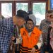 Terdakwa kasus suap ketok palu, Suliyanti, mantan anggota DPRD Provinsi Jambi periode 2014–2019, berbincang dengan keluarga usai sidang lanjutan di Pengadilan Negeri Jambi, Rabu (27/8/2025). (Dok. Nahar)