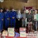 Personel Ditpolairud Polda Jambi bersama aparat desa menyerahkan bantuan sembako kepada warga korban tanah longsor di Desa Mendahara Tengah, Kecamatan Mendahara, Kabupaten Tanjung Jabung Timur, Sabtu (9/8/2025). (Dok.Daus)