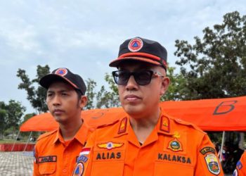 Plt Kepala Pelaksana BPBD Muaro Jambi, Alias (kanan), saat memberikan keterangan terkait perpanjangan status siaga karhutla di Muaro Jambi, Rabu (27/8/2025). (Dok. Yola)