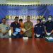 Kabid Pemberantasan dan Intelijen BNNP Jambi, Kombes Pol Rachmad Rasnova (tengah), menunjukkan barang bukti sabu sebelum dimusnahkan. Senin (1/9/2025). (Dok. Daus)