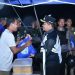 Wali Kota Jambi Maulana berbincang dengan pedagang sambil menyerahkan bantuan sembako saat patroli malam, Selasa (2/9/2025). (Dok. Daus)