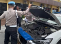 Petugas Polresta Bengkulu memeriksa mesin kendaraan patroli saat apel pengecekan armada dinas di halaman Mapolresta Bengkulu, Rabu (10/9/2025).(Dok. Yola)