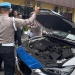 Petugas Polresta Bengkulu memeriksa mesin kendaraan patroli saat apel pengecekan armada dinas di halaman Mapolresta Bengkulu, Rabu (10/9/2025).(Dok. Yola)