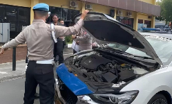Petugas Polresta Bengkulu memeriksa mesin kendaraan patroli saat apel pengecekan armada dinas di halaman Mapolresta Bengkulu, Rabu (10/9/2025).(Dok. Yola)