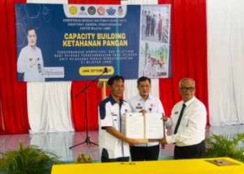 Kepala Kanwil Kemenkumham Jambi Hidayat bersama perwakilan perguruan tinggi menandatangani nota kesepahaman dalam kegiatan Capacity Building Ketahanan Pangan di Lapas Kelas IIA Jambi, Selasa (10/9/2025). (Dok.Daus)