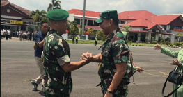 Pangdam XXI/RI Mayjen TNI Kristomei Sianturi disambut jajaran TNI saat tiba di Bandara Fatmawati Soekarno Bengkulu, Rabu (10/9/2025), (Dok. Yola)