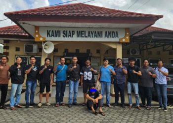 Unit Reskrim Polsek Jelutung bersama tim gabungan saat mengamankan buronan kasus pencurian dengan pemberatan dari Polres Tanah Datar, Polda Sumbar, di Jambi, Rabu (3/9/2025). (Dok.Humas)