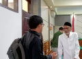 Terdakwa Tarjani Kuswara berbincang dengan kuasa hukumnya usai sidang vonis di Pengadilan Negeri Jambi, Rabu (10/9/2025).(Dok.Nahar)