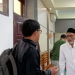 Terdakwa Tarjani Kuswara berbincang dengan kuasa hukumnya usai sidang vonis di Pengadilan Negeri Jambi, Rabu (10/9/2025).(Dok.Nahar)