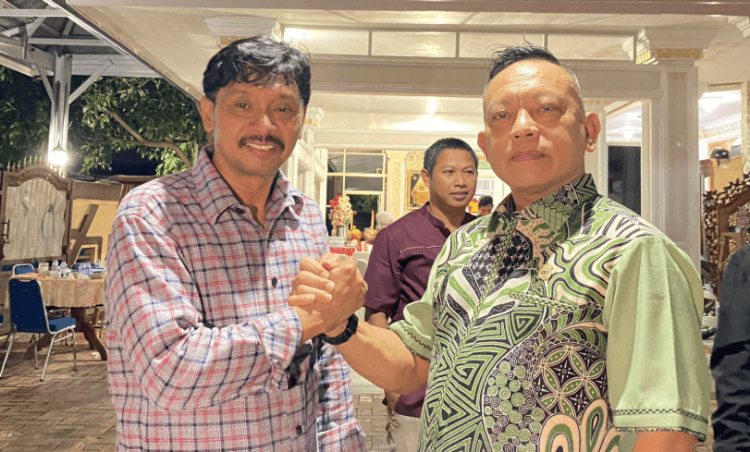 Koordinator Wilayah PBSI Pusat Sudarto Adinagoro berjabat tangan (kanan ) dengan Ketua Pengprov PBSI Bengkulu Suharto (kiri) usai pertemuan konsolidasi menjelang Musprov PBSI Bengkulu 2025, Jumat (26/9/2025) malam. (Dok. Yola)