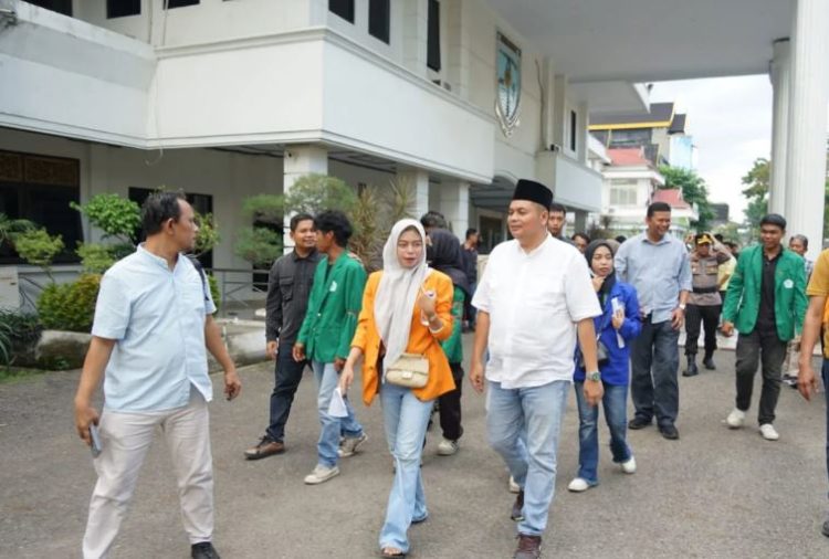 Ketua DPRD Kota Jambi Kemas Faried Alfarelly bersama mahasiswa usai dialog terkait tuntutan aksi damai, Senin (1/9/2025). (Dok. Stepanus)
