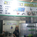 Pemilik warung, Yuli, berdiri di depan “Nasi Uduk Pecel Lele FERLY” di Desa Tangkit, Muaro Jambi. (Dok .Daus)