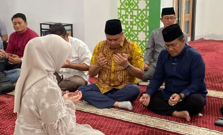 Wali Kota Jambi Maulana membimbing Yexi Tamara, warga Tionghoa, mengucapkan dua kalimat syahadat dalam peringatan Maulid Nabi di Masjid Amanah DPRD Kota Jambi, Jumat (5/9/2025). (Dok. Stepanus)