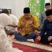 Wali Kota Jambi Maulana membimbing Yexi Tamara, warga Tionghoa, mengucapkan dua kalimat syahadat dalam peringatan Maulid Nabi di Masjid Amanah DPRD Kota Jambi, Jumat (5/9/2025). (Dok. Stepanus)