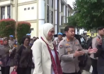 Wakil Ketua Komisi III DPR RI Sari Yuliati didampingi Kabid Humas Polda Jambi Kombes Pol Mulia Prianto saat meninggalkan Gedung Siginjai Polda Jambi, Jumat (12/9/2025).(Dok. Nahar)