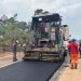 Pekerja Hutama Karya melakukan pengaspalan Jalan Ness sepanjang 4,9 km sebagai bentuk tanggung jawab usai proyek Tol Tempino–Ness selesai dikerjakan. (Dok. HK)