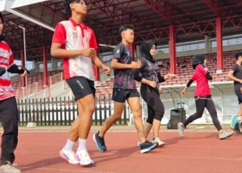 Sejumlah atlet taekwondo Jambi menjalani latihan fisik di Stadion KONI Jambi sebagai persiapan menuju PON Bela Diri 2025 di Kudus, Jawa Tengah, Senin (1/9/2025). (Dok, Daus)