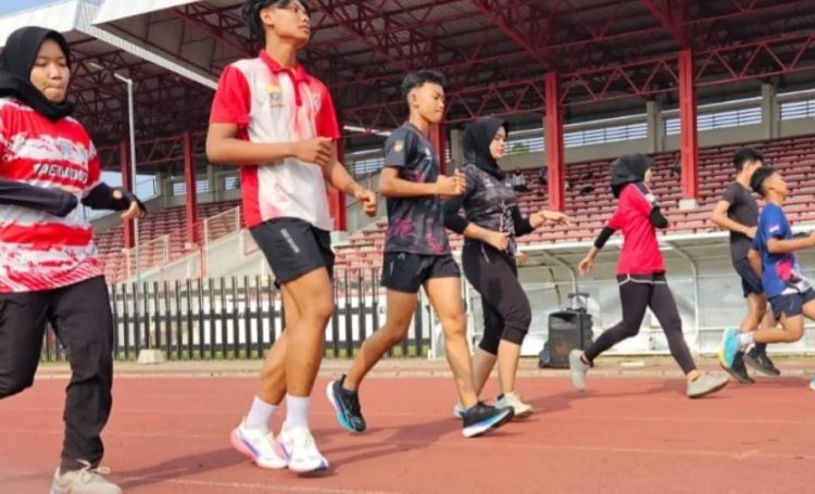 Sejumlah atlet taekwondo Jambi menjalani latihan fisik di Stadion KONI Jambi sebagai persiapan menuju PON Bela Diri 2025 di Kudus, Jawa Tengah, Senin (1/9/2025). (Dok, Daus)