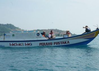 Perahu Pustaka, bagian dari Program HK Peduli Pendidikan Hutama Karya, mengantarkan buku dan sarana belajar ke anak-anak di pulau-pulau terpencil. (Dok. HK)