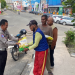 Anggota Satlantas Polda Jambi membagikan bantuan beras kepada warga dalam kegiatan bakti sosial memperingati Hari Lalu Lintas Bhayangkara ke-70, Selasa (16/9/2026). (Dok. Nahar)