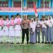 Kasat Lantas Polresta Jambi AKP Hadi Siswanto bersama siswa SMA Negeri 13 Kota Jambi dan personel kepolisian usai pelaksanaan program Police Go To School di halaman sekolah, Senin (8/9/2025). (Dok,. Nahar)