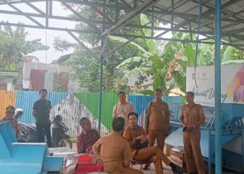Wakil Wali Kota Jambi Diza Hazra Aljosha bersama pejabat terkait saat meninjau fasilitas pengolahan sampah organik menjadi energi biomassa di Pasar Tradisional Talang Banjar, Selasa (9/9/2025). (Dok. Daus)