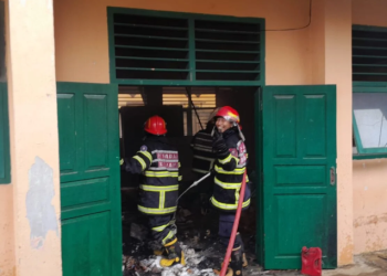 Petugas pemadam kebakaran Kota Jambi memeriksa sisa kebakaran di gedung eks SMK DB 3, Kelurahan Simpang III Sipin, Sabtu (20/9/2025). (dok. daus)