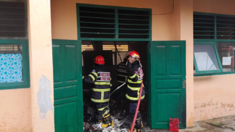 Petugas pemadam kebakaran Kota Jambi memeriksa sisa kebakaran di gedung eks SMK DB 3, Kelurahan Simpang III Sipin, Sabtu (20/9/2025). (dok. daus)