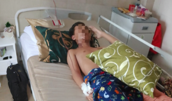 Seorang remaja korban begal menjalani perawatan di rumah sakit setelah kaki kirinya harus diamputasi akibat serangan begal di Jalan Basuki Rahmat, Jambi, Selasa (16/9/2025). (Dok, Nahar)