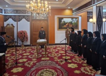Gubernur Jambi Al Haris saat memberikan arahan usai melantik sembilan kepala sekolah baru di Rumah Dinas Gubernur. (Dok. Daus)