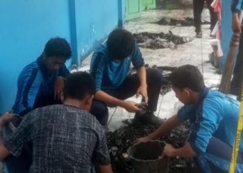 Siswa SMP Negeri 20 Kota Jambi membersihkan puing sisa kebakaran di area sekolah, Kamis (11/9/2025), sebagai bentuk kepedulian dan gotong royong. (Dok. Daus)