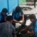 Siswa SMP Negeri 20 Kota Jambi membersihkan puing sisa kebakaran di area sekolah, Kamis (11/9/2025), sebagai bentuk kepedulian dan gotong royong. (Dok. Daus)
