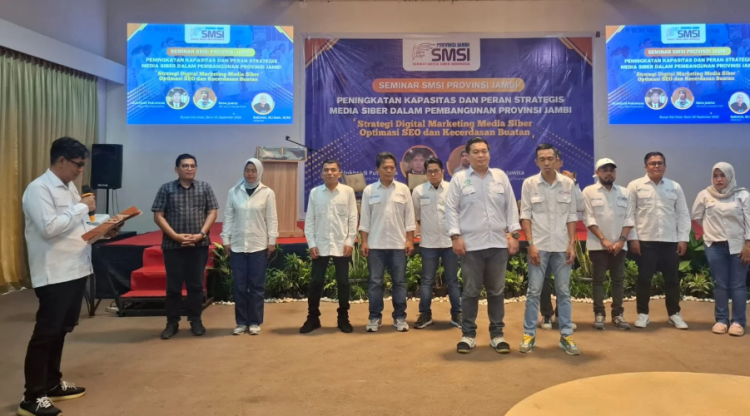 Ketua SMSI Provinsi Jambi, Mukhtadi Putranusa, mengukuhkan Forum Pemimpin Redaksi SMSI Jambi periode 2025–2027 di Rumah Kito Hotel, Kota Jambi, Senin (22/9/2025). (Dok. Stepanus)