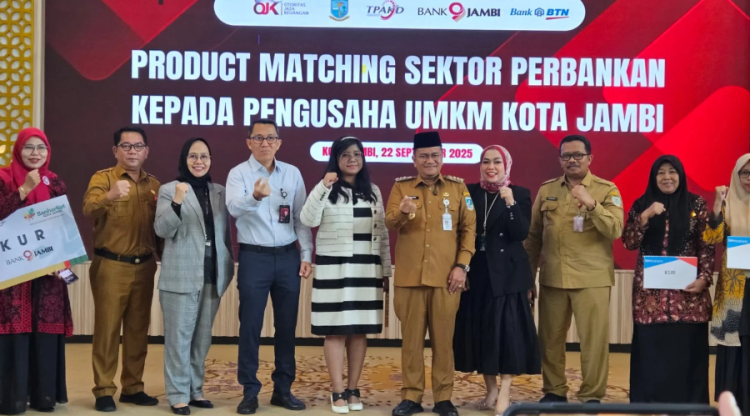 Asisten Direktur OJK Provinsi Jambi, Septarini Geminastitie, bersama Wali Kota Jambi Maulana dan perbankan saat peluncuran program Product Matching UMKM di Aula Griya Mayang, Kota Jambi, Senin (22/9/2025) (Dok, Daus)