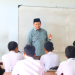 Ketua Divisi Hukum dan Pengawasan KPU Provinsi Jambi, Suparmin (kanan), memberikan pembekalan kepemiluan kepada siswa SMAN 12 Kota Jambi dalam program KPU Goes to School, Senin (22/9/2025). (Dok. Daus)