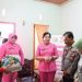 Ketua Bhayangkari Daerah Jambi, Ny. Evi Krisno Siregar, memberikan dukungan moril kepada keluarga personel Polda Jambi yang terdampak saat pengamanan unjuk rasa di depan DPRD Provinsi Jambi, Rabu (10/9/2025). (Dok. Nahar)