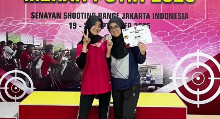 Atlet menembak muda asal Jambi, Weni Thalita Z (kanan), berfoto bersama rekannya usai meraih Juara 2 kategori Multirange Open pada Kejurnas WRABF-IMSSU Merah Putih 2025 di Senayan Shooting Range, Jakarta, 19–21 September 2025. (Dok. Humas)