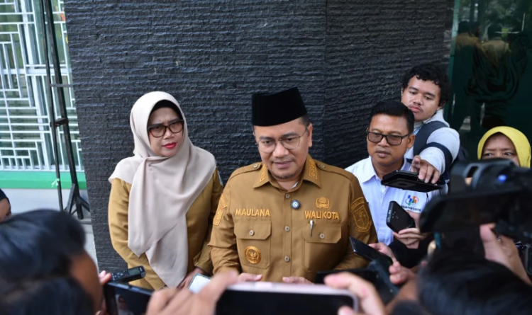 Wali Kota Jambi, Maulana, didampingi Kepala Dinas Sosial Yunita Indrawati, memberi keterangan pers usai membuka Bimtek Verifikasi dan Validasi Data Fakir Miskin. Verifikator, termasuk Ketua RT, menjadi garda depan dalam pendataan akurat warga miskin di Kota Jambi. (Dok. Stepanus)