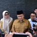 Wali Kota Jambi, Maulana, didampingi Kepala Dinas Sosial Yunita Indrawati, memberi keterangan pers usai membuka Bimtek Verifikasi dan Validasi Data Fakir Miskin. Verifikator, termasuk Ketua RT, menjadi garda depan dalam pendataan akurat warga miskin di Kota Jambi. (Dok. Stepanus)