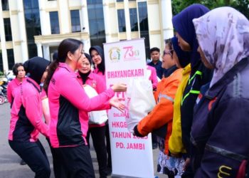 Ketua Bhayangkari Daerah Jambi, Ny. Evi Krisno, menyerahkan paket sembako kepada pengemudi ojek online perempuan dalam kegiatan bakti sosial memperingati Hari Kesatuan Gerak Bhayangkari (HKGB) ke-73 di Kota Jambi. (Dok, Nahar)