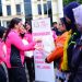 Ketua Bhayangkari Daerah Jambi, Ny. Evi Krisno, menyerahkan paket sembako kepada pengemudi ojek online perempuan dalam kegiatan bakti sosial memperingati Hari Kesatuan Gerak Bhayangkari (HKGB) ke-73 di Kota Jambi. (Dok, Nahar)