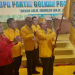Cek Endra mengibarkan bendera Partai Golkar usai terpilih secara aklamasi sebagai Ketua DPD Golkar Jambi periode kedua dalam Musda XI di BW Luxury Hotel, Sabtu (6/9/2025).(Dok. Daus)