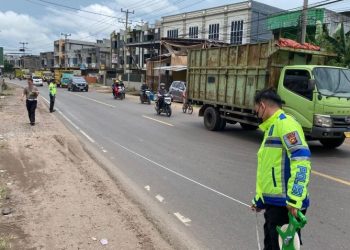 Polisi melakukan olah tempat kejadian perkara (TKP) kecelakaan maut di Jalan Lingkar Selatan II, Jambi, Kamis (11/9/2025). (Dok, Nahar)
