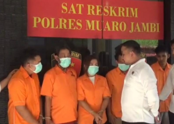 Anggota Satreskrim Polres Muaro Jambi menghadirkan lima tersangka perampasan mobil yang mengaku sebagai debt collector, termasuk adik kandung korban, dalam konferensi pers di Mapolres Muaro Jambi, Selasa (23/9/2025). (Dok. Nahar)