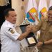 Gubernur Jambi Al Haris berjabat tangan dengan Direktur Operasi III PT Hutama Karya, Koentjoro, usai audiensi membahas rencana pengoperasian Tol Tempino–Simpang Ness di Pendopo Rumah Dinas Gubernur Jambi, Jumat (12/9/2025). (Dok. Erit - kominfo)