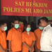 Anggota Satreskrim Polres Muaro Jambi menghadirkan lima tersangka perampasan mobil yang mengaku sebagai debt collector, termasuk adik kandung korban, dalam konferensi pers di Mapolres Muaro Jambi, Selasa (23/9/2025). (Dok. Nahar)